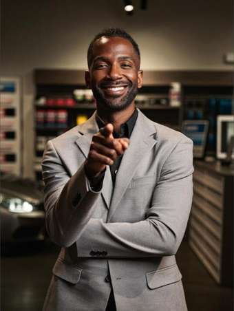 Atendente indicando as condições de desconto da Via Expressa Auto Peças
